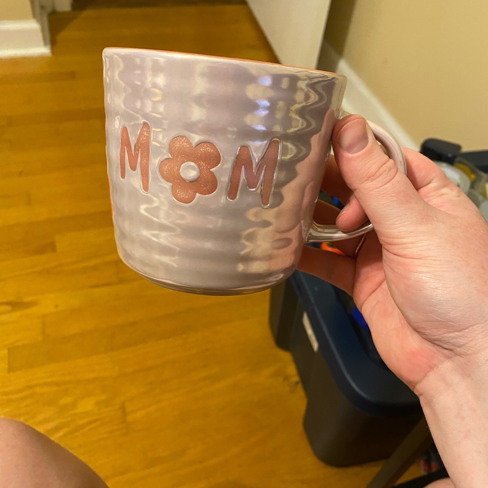 FIRST OFFER GETS IT Ceramic 'Mom' Mug in Pink - Picture 2 of 3